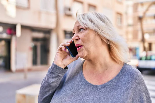 Middelbare Leeftijd Blonde Vrouw Praten Smartphone Straat — Stockfoto
