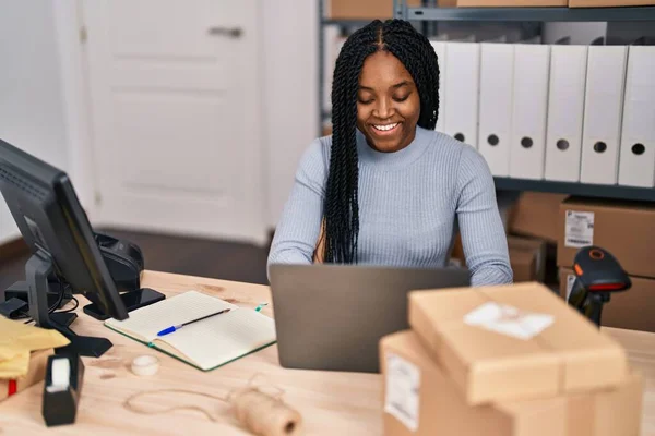 African American Γυναίκα Ηλεκτρονικού Εμπορίου Εργαζόμενος Επιχειρήσεων Χρησιμοποιώντας Φορητό Υπολογιστή — Φωτογραφία Αρχείου