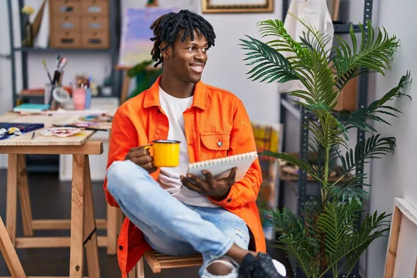 African American Man Artist Drinking Coffee Holding Draw Art Studio — Foto de Stock