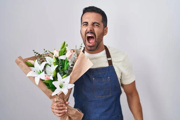 Homem Hispânico Com Barba Trabalhando Como Florista Irritado Louco Gritando — Fotografia de Stock