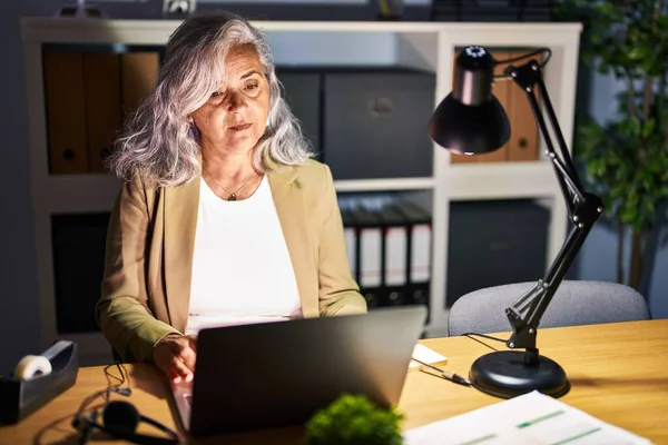 Mujer Mediana Edad Con Pelo Gris Trabajando Con Computadora Portátil —  Fotos de Stock