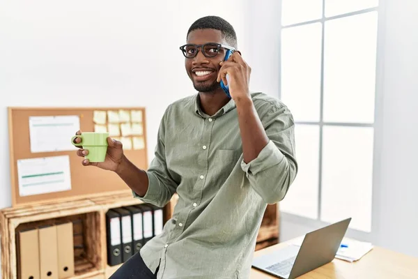 Young African American Man Talking Smartphone Drinking Coffee Office — Φωτογραφία Αρχείου