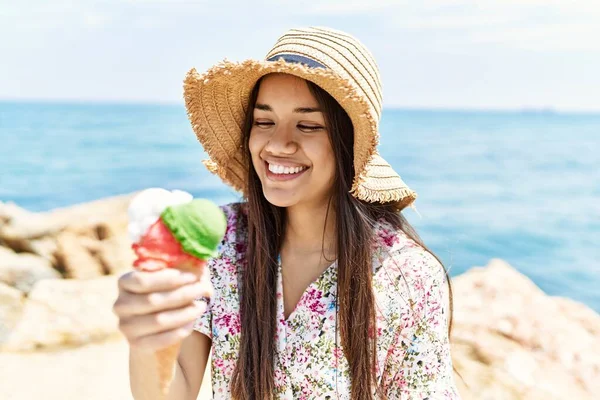 Молода Латинська Дівчина Літньому Капелюсі Їсть Морозиво Сидячи Скелі Пляжі — стокове фото