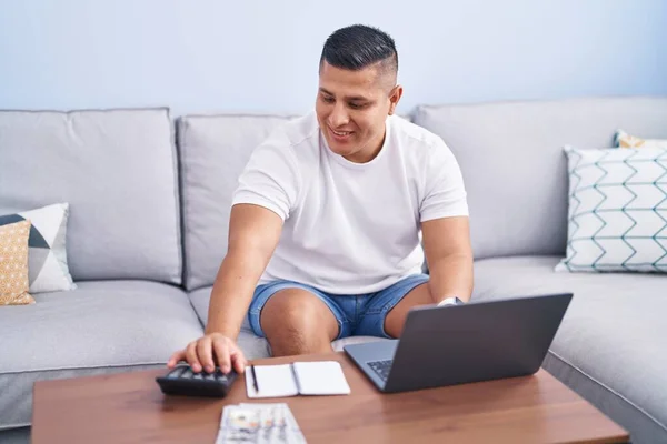Jovem Latino Homem Usando Laptop Contabilidade Casa — Fotografia de Stock
