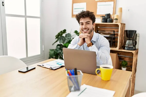 Joven Empresario Hispano Sonriendo Feliz Trabajando Oficina —  Fotos de Stock