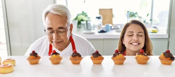 Casal Hispânico Meia Idade Sorrindo Muffins Cheirosos Felizes Cozinha — Fotografia de Stock