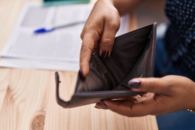 Afrika kökenli Amerikalı kadın ecommerce işçisi ofiste boş cüzdan gösteriyor