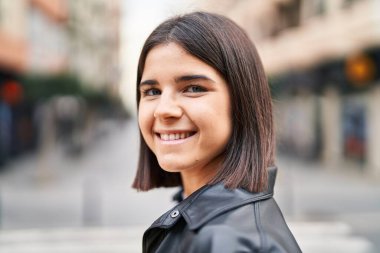 Sokakta kendine güvenen güzel İspanyol bir kadın.