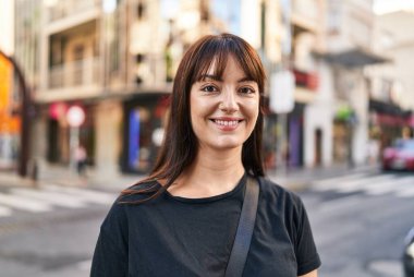 Sokakta kendine güvenen güzel İspanyol bir kadın.