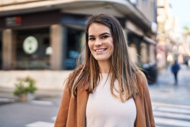 Sokakta kendine güvenen güzel İspanyol bir kadın.