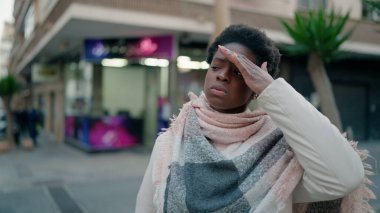 Sokakta dikilmekten endişelenen genç Afrikalı Amerikalı kadın.