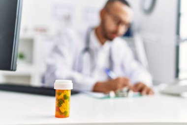 Klinikte çalışan doktor üniforması giyen genç İspanyol adam.