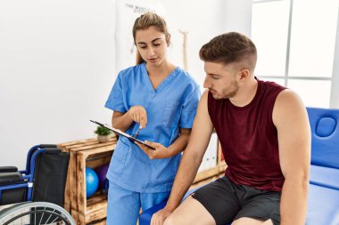 Genç İspanyol fizyoterapist kadın klinikteki hastaya teşhisi açıklar..