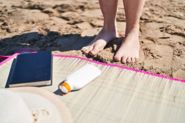 Deniz kenarında duran genç İspanyol kadın.