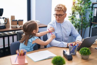 Baba ve kız iş işçisi ve öğrenci ofiste çalışıyor.