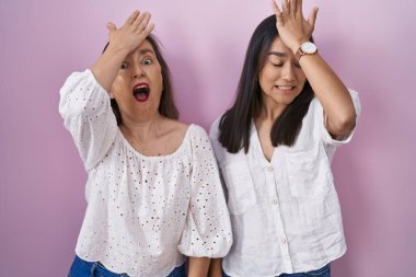 Latin kökenli anne ve kızı bir arada. Hataya el ele verip şaşırdılar. Hatayı hatırla. Unuttum, kötü hafıza kavramı. 