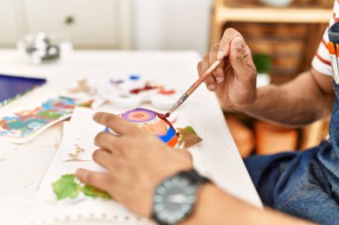 Sanat stüdyosunda seramik boyayan sanatçı..