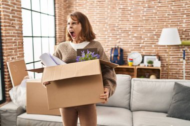 Genç ve güzel bir kadın yeni evine taşınıyor kızgın ve kızgın bağırıyor sinirli ve öfkeli, öfkeyle bağırıyor. öfke ve agresif konsept. 