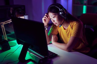 Çinli kadın streamer oyun odasında bilgisayar kullanarak vurguladı