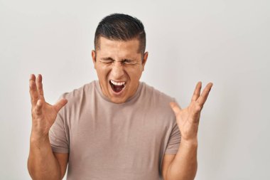 Beyaz arka planda duran İspanyol genç adam başarının çılgınlığını kollarını kaldırarak ve gözlerini kapatarak heyecanla haykırarak kutluyor. Kazanan konsept 