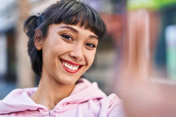 Mujer Joven Sonriendo Confiada Haciendo Selfie Por Cámara Calle —  Fotos de Stock