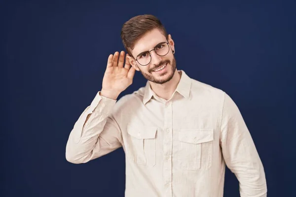 Hispanic Man Beard Standing Blue Background Smiling Hand Ear Listening — Zdjęcie stockowe