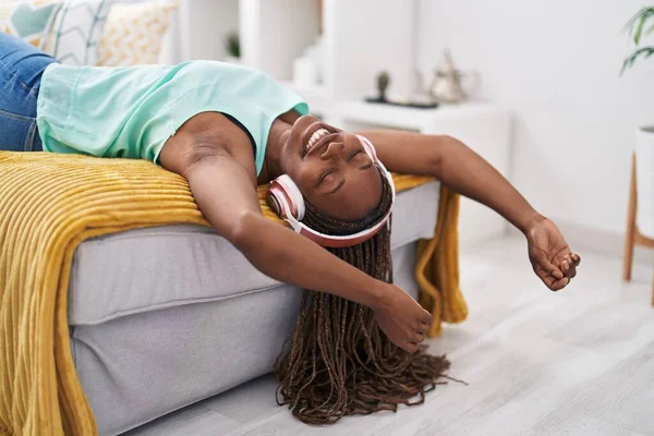 Mujer Afroamericana Escuchando Música Tumbada Sofá Casa —  Fotos de Stock