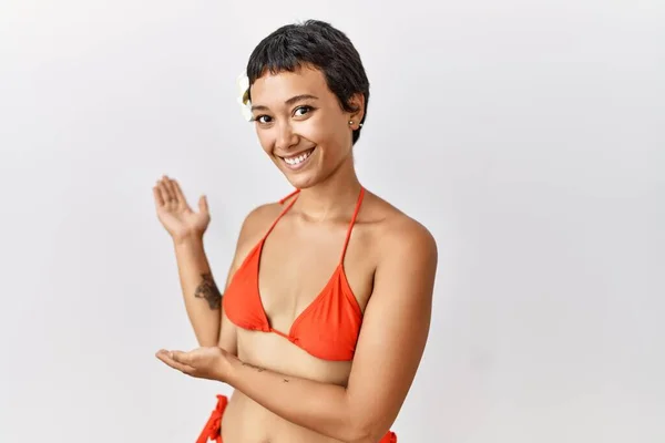 Junge Hispanische Frau Mit Kurzen Haaren Bikini Lädt Ein Lächelnd — Stockfoto