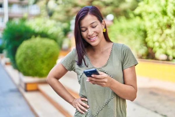 Junge Schöne Hispanische Frau Lächelt Selbstbewusst Mit Smartphone Park — Stockfoto