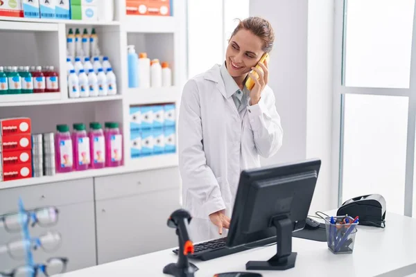 Young Woman Pharmacist Talking Smartphone Using Computer Pharmacy — 图库照片