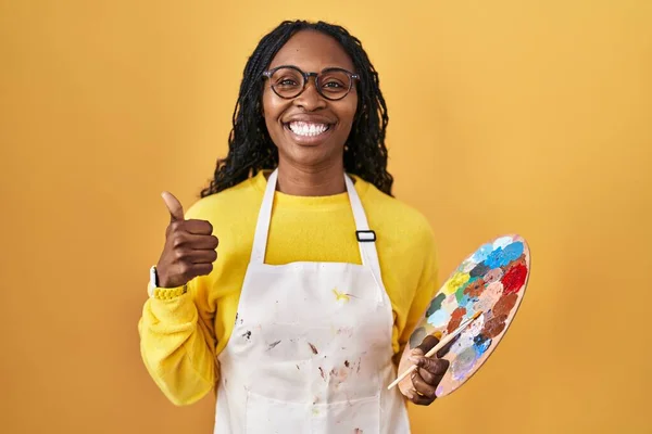 Afrikalı Bir Kadın Ressam Paleti Tutuyor Elleriyle Mutlu Bir Jest — Stok fotoğraf