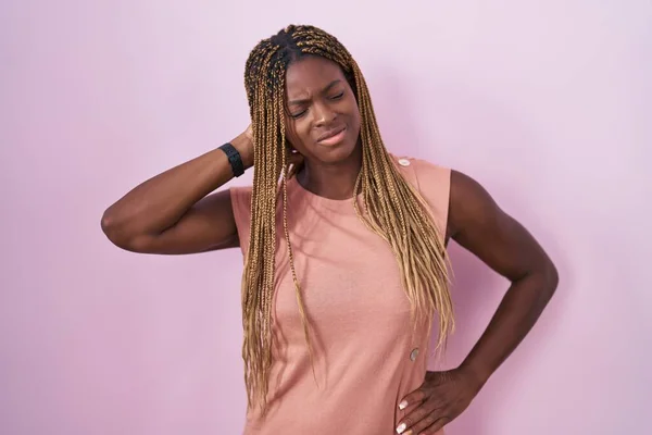 Afro Amerikaanse Vrouw Met Gevlochten Haar Staan Roze Achtergrond Lijden — Stockfoto