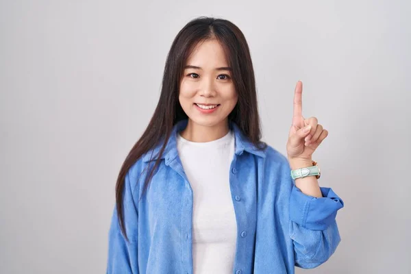 Ung Kinesisk Kvinna Står Över Vit Bakgrund Visar Och Pekar — Stockfoto
