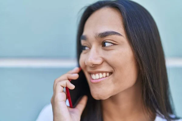 Joven Hermosa Mujer Hispana Sonriendo Confiada Hablando Teléfono Inteligente Sobre — Foto de Stock