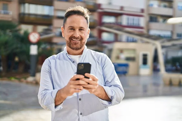Young Caucasian Man Smiling Confident Using Smartphone Street — Stock Fotó