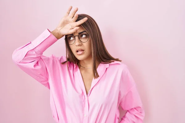 Young Hispanic Woman Wearing Glasses Standing Pink Background Touching Forehead — Stock Photo, Image