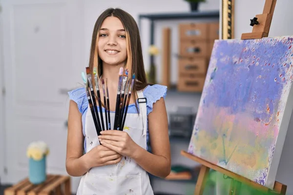 Adorable Girl Smiling Confident Holding Paintbrushes Art Studio — Foto Stock