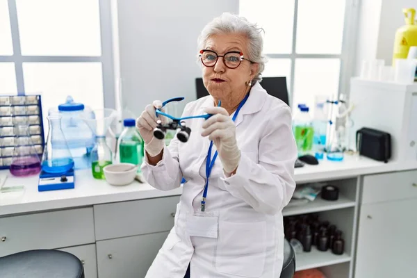 Starsza Kobieta Siwymi Włosami Pracująca Laboratorium Naukowym Używająca Okularów Powiększających — Zdjęcie stockowe