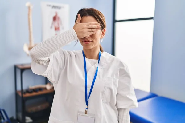 Молодая Брюнетка Работающая Клинике Улыбается Смеется Закрывая Глаза Рукой Слепая — стоковое фото