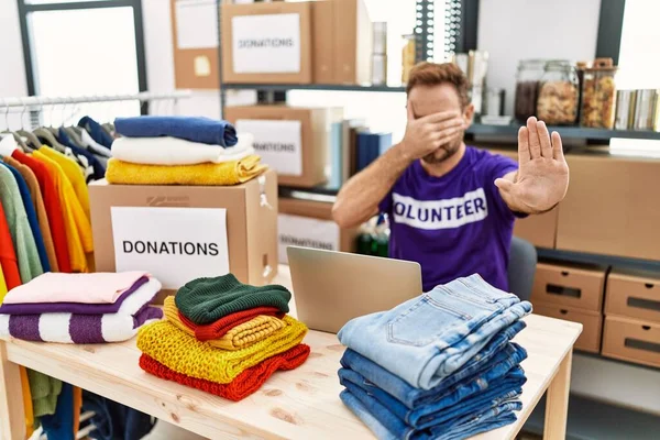 Hombre Mediana Edad Que Usa Una Camiseta Voluntaria Que Trabaja — Foto de Stock