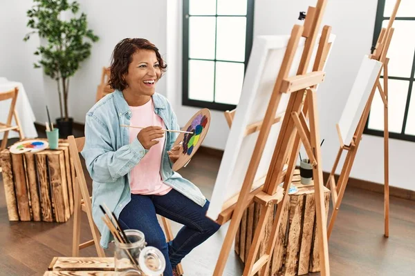 Middle Age Hispanic Artist Woman Smiling Happy Drawing Art Studio — ストック写真