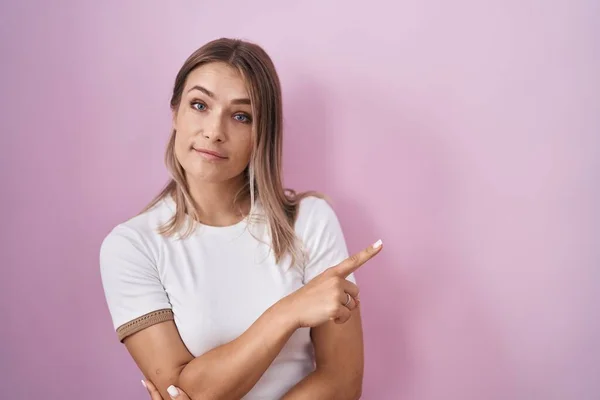 Blonde Caucasian Woman Standing Pink Background Pointing Hand Finger Side — 스톡 사진