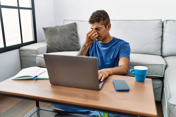 年轻英俊的他的惊慌失措的男人用笔记本电脑坐在地板上 疲惫地揉揉鼻子和眼睛 感觉疲劳和头痛 压力和挫败感概念 — 图库照片