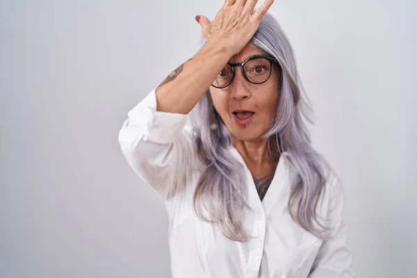 Kobieta Średnim Wieku Tatuażami Okularach Stojąca Nad Białym Tłem Zaskoczona — Zdjęcie stockowe