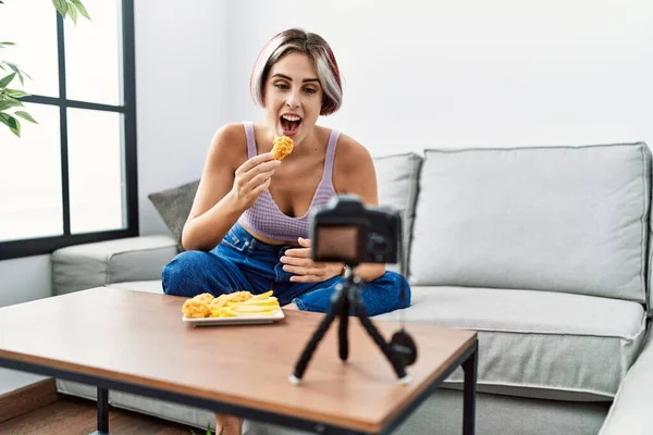 Jovem Caucasiana Comendo Frango Frito Batatas Tendo Videochamada Casa — Fotografia de Stock