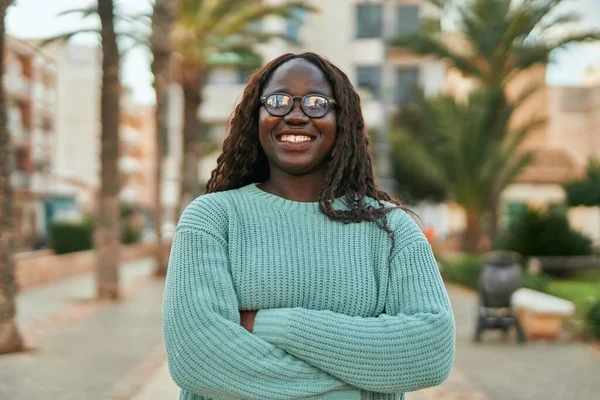 Junge Afrikanerin Lächelt Glücklich Mit Brille Der Stadt — Stockfoto