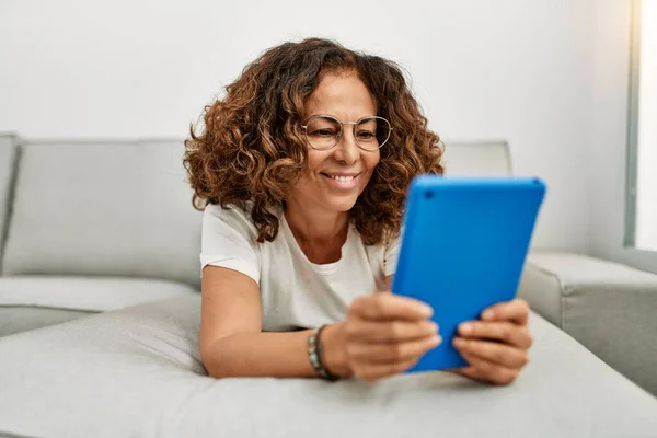 Mulher Hispânica Meia Idade Sorrindo Confiante Usando Touchpad Casa — Fotografia de Stock