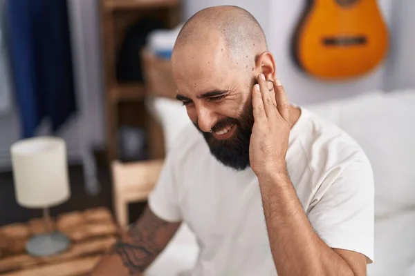 Young Bald Man Suffering Ear Pain Sitting Bed Bedroom — Stock Photo, Image