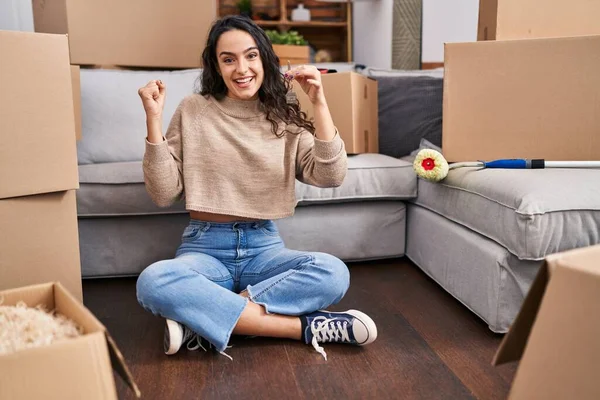 Young Brunette Woman Sitting Floor New Home Holding Keys Screaming — Stock Photo, Image
