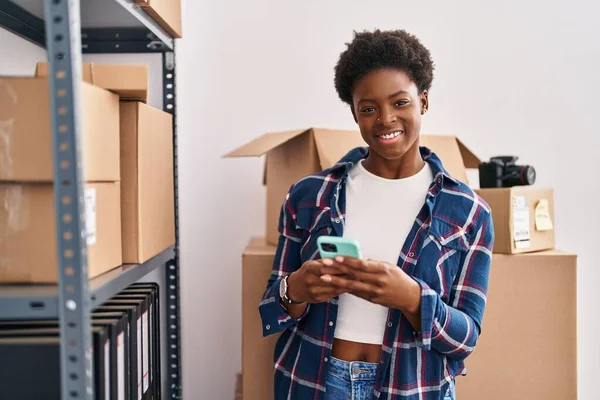 African American Γυναίκα Ηλεκτρονικού Εμπορίου Εργαζόμενος Των Επιχειρήσεων Χρησιμοποιώντας Smartphone — Φωτογραφία Αρχείου